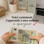 Une maman et ses enfants discutent de gestion d'argent autour d'un tableau ludique.