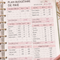 Femme souriante utilisant un planner de budget pour organiser ses finances personnelles