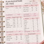 Femme souriante utilisant un planner de budget pour organiser ses finances personnelles