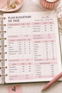Femme souriante utilisant un planner de budget pour organiser ses finances personnelles