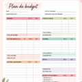 Femme examinant ses finances avec une calculatrice et un carnet pour gérer son budget bimensuel.