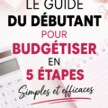 Femme souriante consultant son budget avec un carnet et un ordinateur.