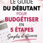 Femme souriante consultant son budget avec un carnet et un ordinateur.