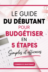 Femme souriante consultant son budget avec un carnet et un ordinateur.