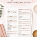 Modèles de budget gratuits sur une table avec des fournitures de bureau