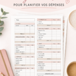 Modèles de budget gratuits sur une table avec des fournitures de bureau