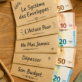 Femme souriante qui gère son budget avec des enveloppes colorées