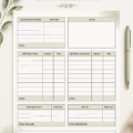 Femme utilisant un planificateur de budget mensuel avec des imprimables gratuits sur une table.