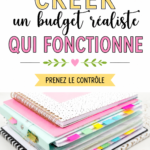 Femme souriante regardant son budget sur une tablette.