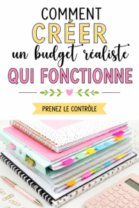 Femme souriante regardant son budget sur une tablette.
