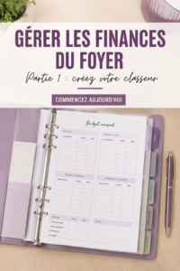Femme souriante feuilletant un classeur de finances ménagères, entourée de fournitures de bureau.