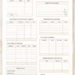 Femme utilisant un planner de budget pour gérer ses finances personnelles.