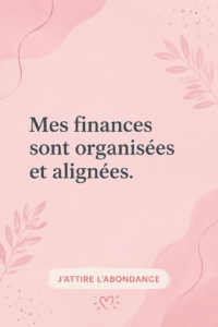 Femme méditant avec des affirmations pour attirer l'argent dans un environnement calme