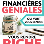 Une femme souriante avec un carnet de notes, planifiant ses finances personnelles.