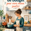 Femme souriante avec un carnet et une calculatrice, illustrant la gestion de budget pour un foyer à revenu unique.