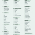 Une femme souriante consulte une checklist budgétaire à son bureau, avec un ordinateur et des documents autour de lui.