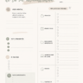 Femme en train d'organiser sa vie avec une check-list sur un bureau.