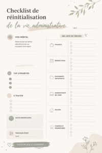 Femme en train d'organiser sa vie avec une check-list sur un bureau.