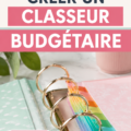 Classeur de budget ouvert sur une table avec des fournitures de bureau