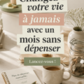 Femme souriante tenant un panneau avec le défi d'un mois sans dépenses écrit dessus