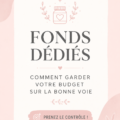 Femme souriante consultante un budget sur un laptop avec des notes et un café
