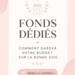 Femme souriante consultante un budget sur un laptop avec des notes et un café
