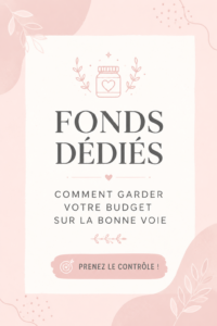 Femme souriante consultante un budget sur un laptop avec des notes et un café