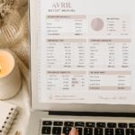 Femme heureuse consultant son budget sur un ordinateur portable