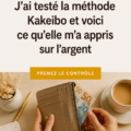 Femme utilisant un carnet pour la méthode Kakeibo de gestion de budget