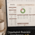 Femme consultant un budget sur son ordinateur, symbole d'organisation financière