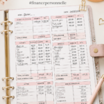 Femme utilisant un planificateur gratuit pour organiser ses finances personnelles.