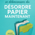 Femme triera des papiers sur un bureau bien rangé