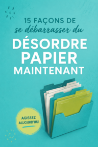 Femme triera des papiers sur un bureau bien rangé