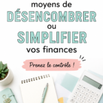 Femme souriante consultant son budget personnel sur une tablette.