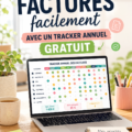 Femme utilisant un tracker de factures sur son ordinateur portable dans un cadre chaleureux.