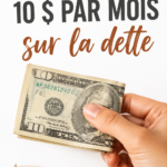 Femme souriante examinant son budget avec une calculatrice.