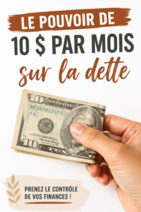 Femme souriante examinant son budget avec une calculatrice.