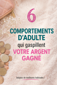 Femme souriante utilisant un carnet pour gérer son budget personnel.