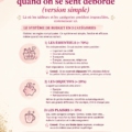 Femme souriante consultant un budget sur un ordinateur portable.