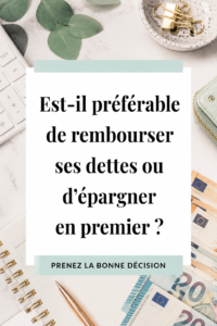 Femme souriante planifiant son budget avec des notes et un ordinateur