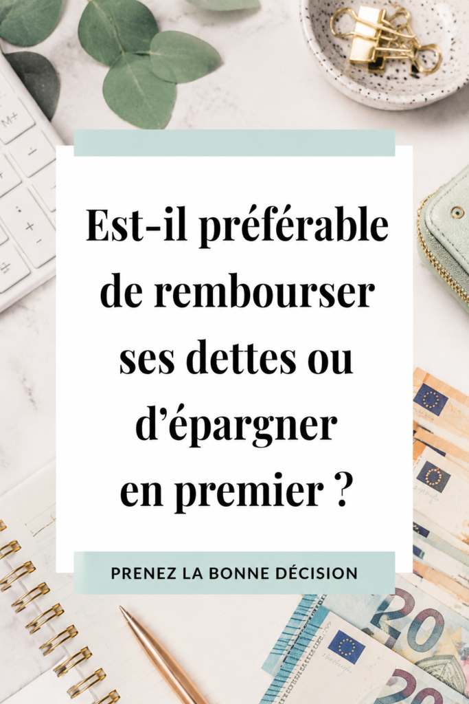 Femme souriante planifiant son budget avec des notes et un ordinateur