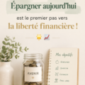 Femme souriante tenant une tirelire, symbole de liberté financière