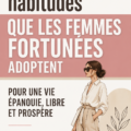 Une femme réfléchissant à ses objectifs financiers avec un carnet et un stylo.