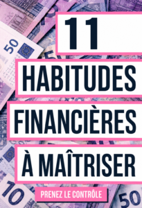 Femme souriante tenant un carnet de budget et planifiant ses finances.