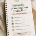 Une femme feuilletant un journal de planification financière dans un environnement chaleureux.