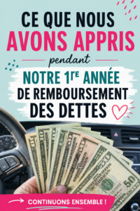 Femme souriante examinant ses finances après une année de désendettement
