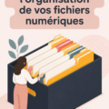 Femme souriante organisant ses fichiers numériques sur un ordinateur