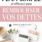 Femme souriante utilisant un tableau pour gérer ses remboursements de dettes.