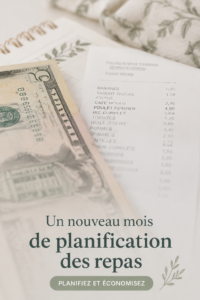 Femme souriante planifiant un menu mensuel à l'aide de papiers et de stylos.