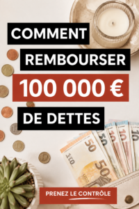 Femme souriante tenant un carnet et calculant ses finances pour rembourser ses dettes.